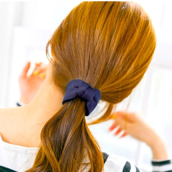 $20/2 Blue bow hair clip - Picture 1 of 1